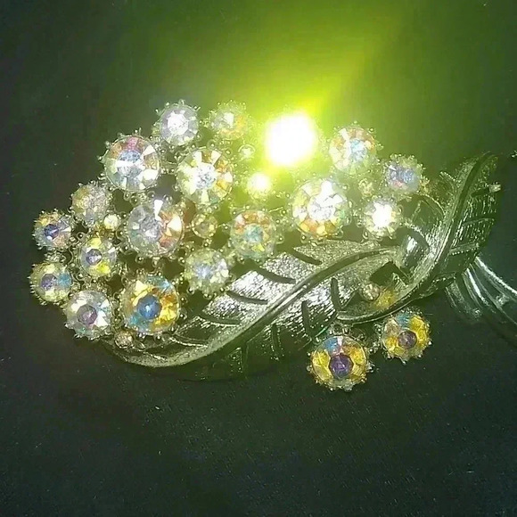 Beautiful vintage Coro pink iridescent rhinestone pin - Picture 2 of 4